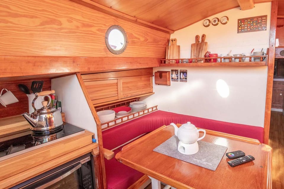 Coffee/tea facilities, Kitchen or kitchenette, Dining area