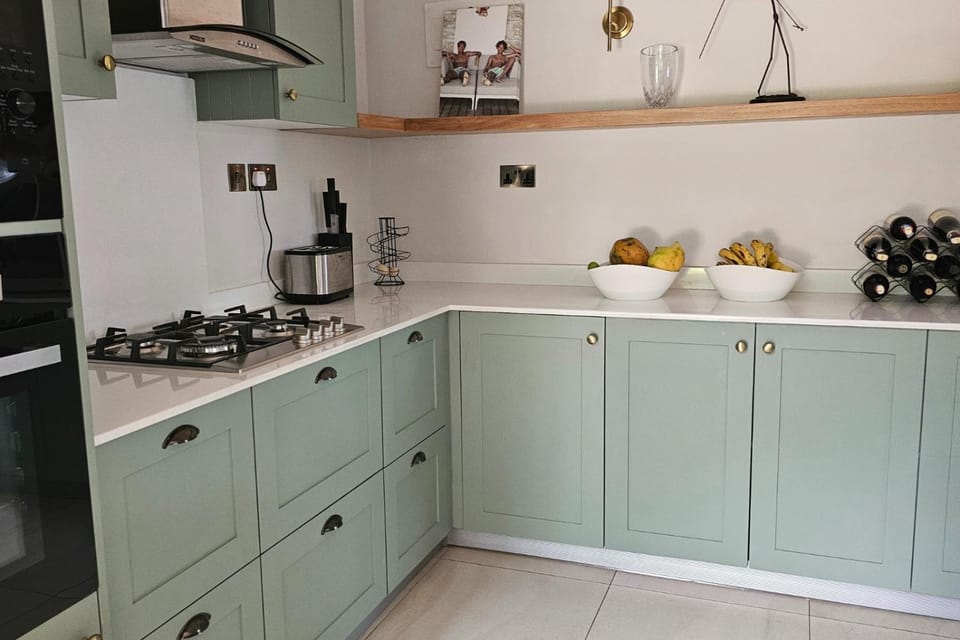 Coffee/tea facilities, Kitchen or kitchenette, stove