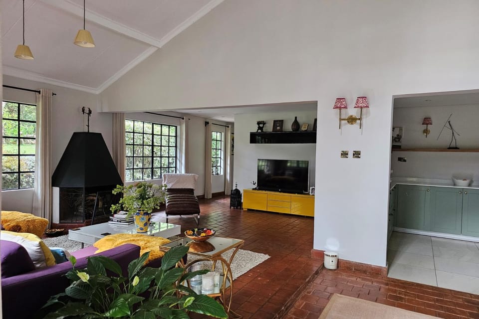 TV and multimedia, Kitchen or kitchenette, Living room, Seating area, Dining area