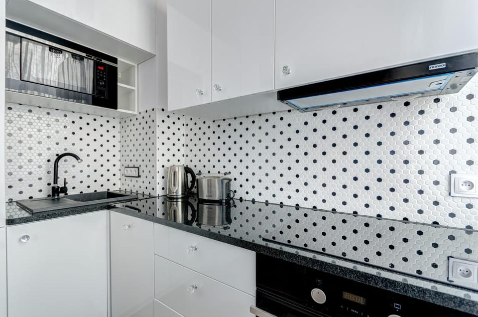 Kitchen or kitchenette, minibar, stove