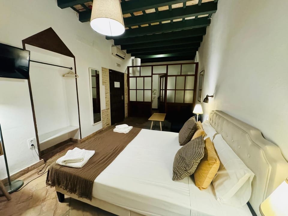 Bed, TV and multimedia, Photo of the whole room, Seating area, Bedroom, wardrobe
