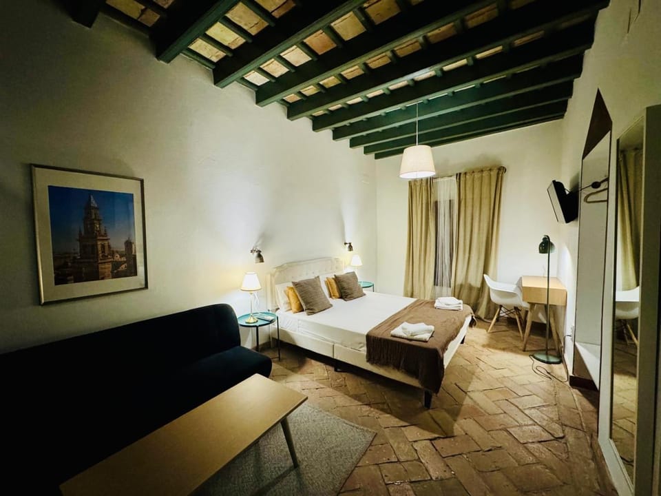 Bed, TV and multimedia, Living room, Photo of the whole room, Seating area, Bedroom