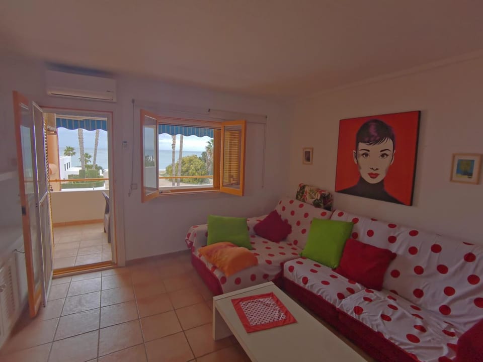 Living room, Photo of the whole room