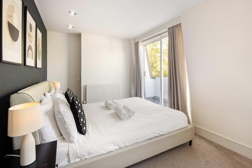 10 Mins Walk to The Oval, The Kennington Retreat House in London Borough of Southwark