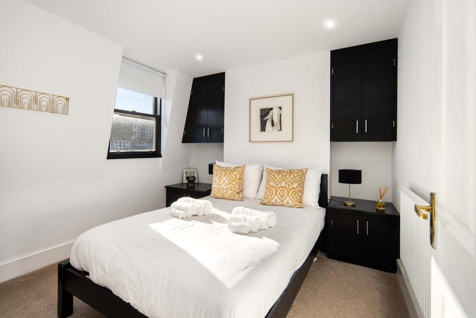 10 Mins Walk to The Oval, The Kennington Retreat House in London Borough of Southwark