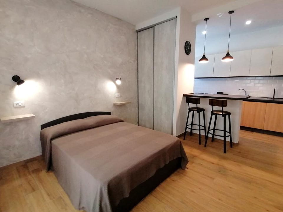Bed, Photo of the whole room, Dining area