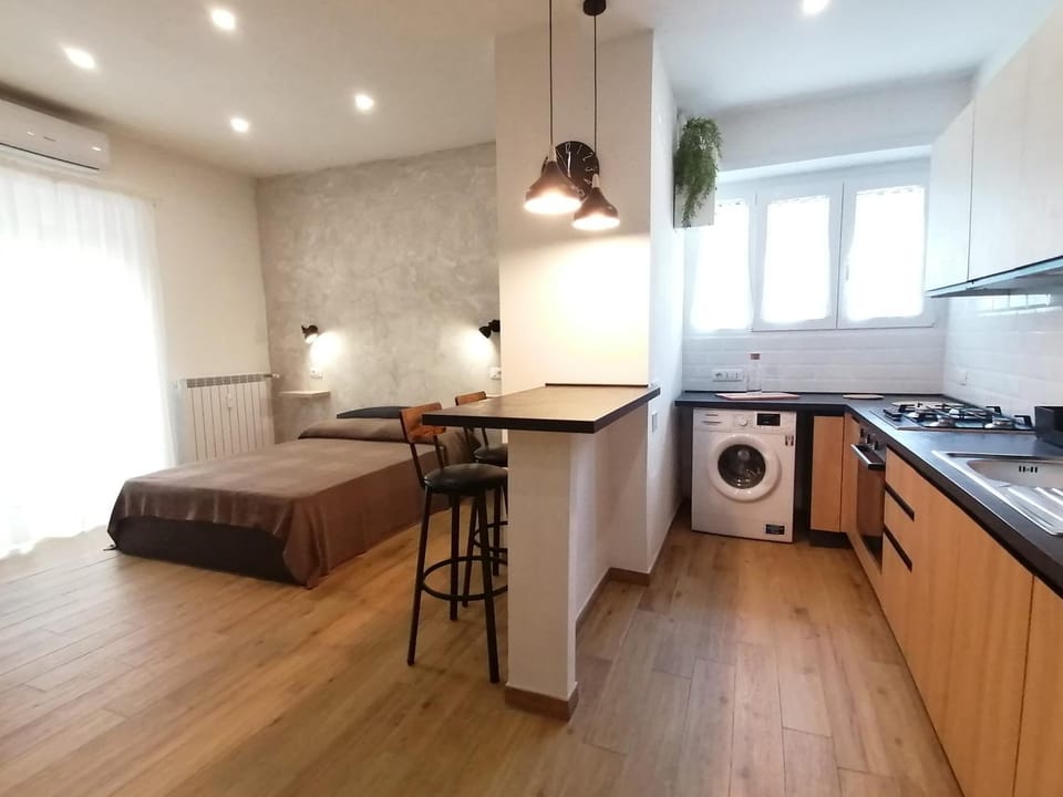 Bed, Kitchen or kitchenette, Photo of the whole room, Dining area, stove, washing machine