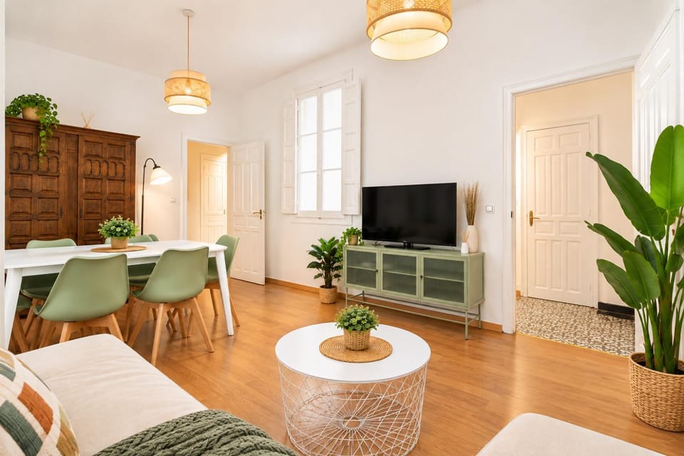 TV and multimedia, Living room, Seating area, Dining area, air conditioner