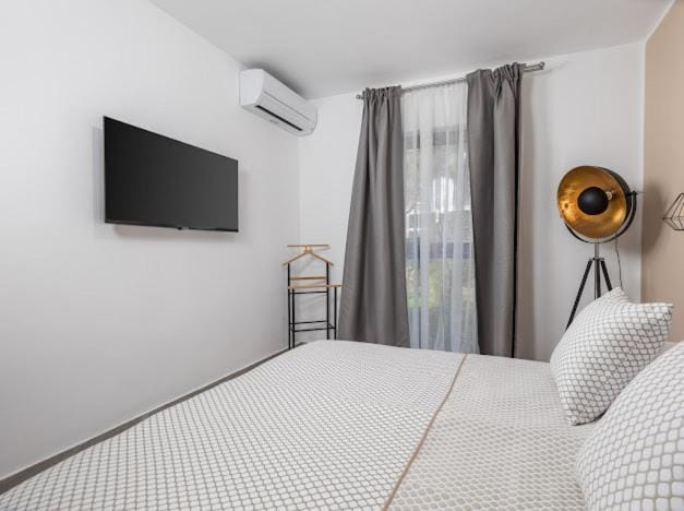 Bed, TV and multimedia, Photo of the whole room, Bedroom, air conditioner