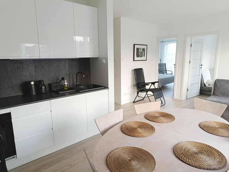 Coffee/tea facilities, Kitchen or kitchenette, Living room, Dining area, stove
