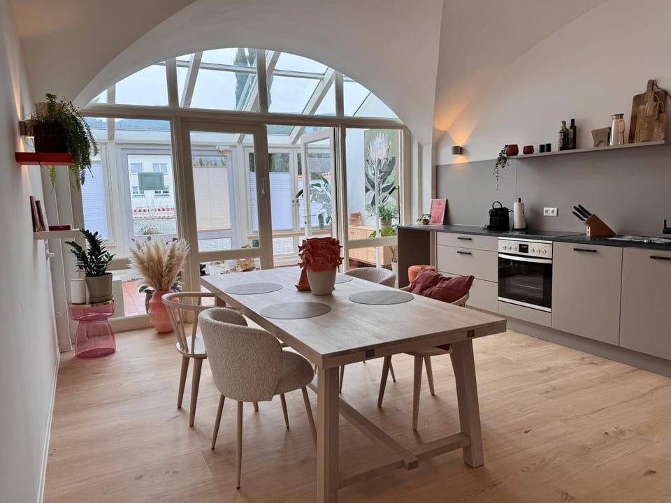 Kitchen or kitchenette, Seating area, Dining area, oven, pet friendly, stove
