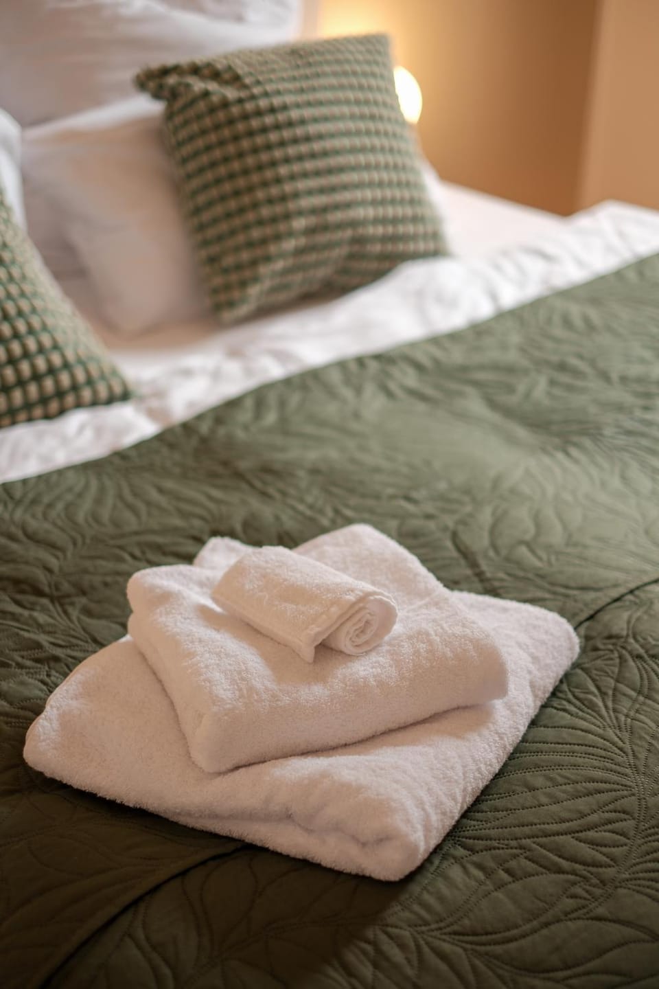 Bed, Bedroom, towels