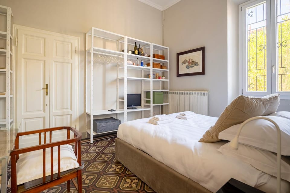 Bed, Library, Photo of the whole room, Seating area, Bedroom, internet, towels, wardrobe