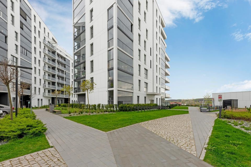 Property building, Spring, Day, Neighbourhood, Natural landscape, Location