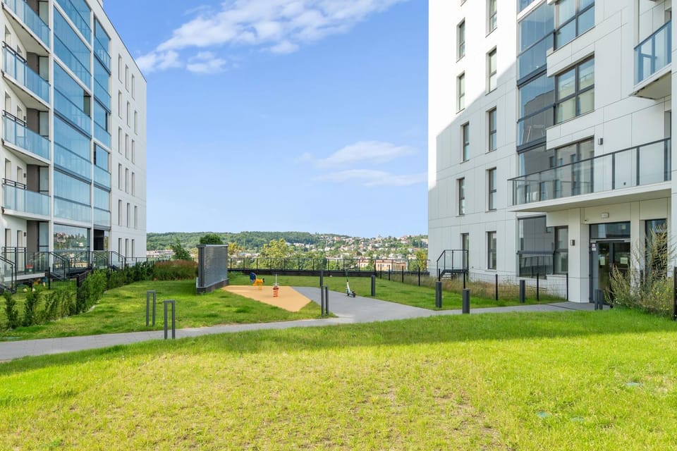 Property building, Spring, Day, Neighbourhood, Natural landscape, Garden, City view, Street view