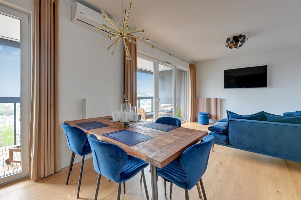 Communal lounge/ TV room, TV and multimedia, Living room, Seating area, Dining area, Evening entertainment, air conditioner