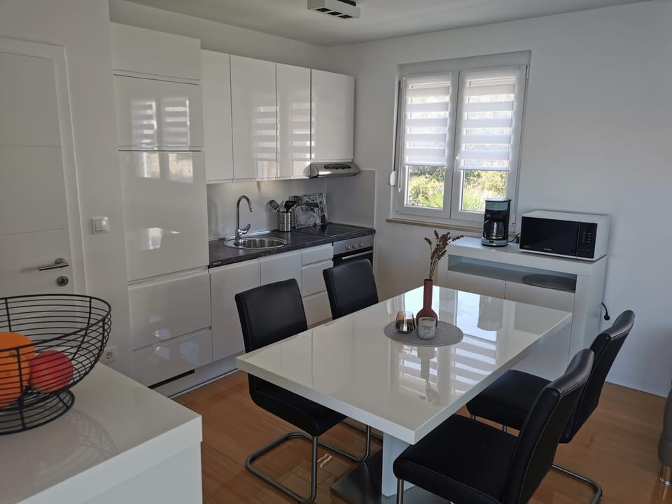 Kitchen or kitchenette, Seating area, Dining area, minibar, pet friendly, stove