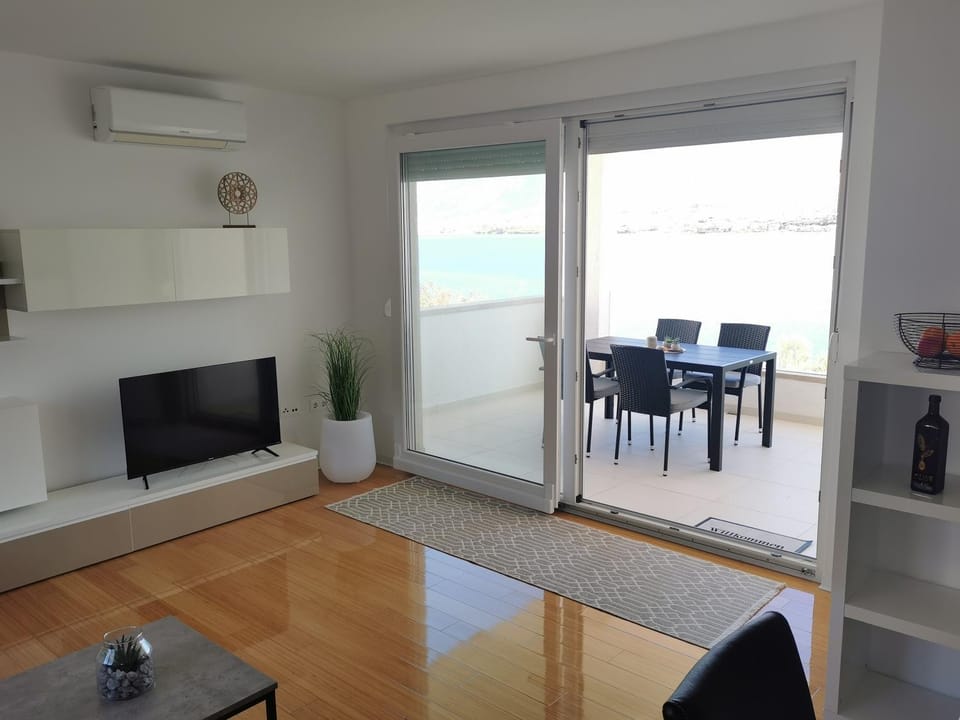 Living room, Dining area, air conditioner