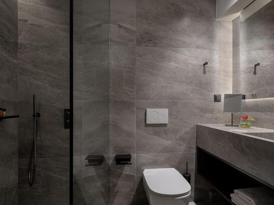 Shower, Toilet, Bathroom, towels