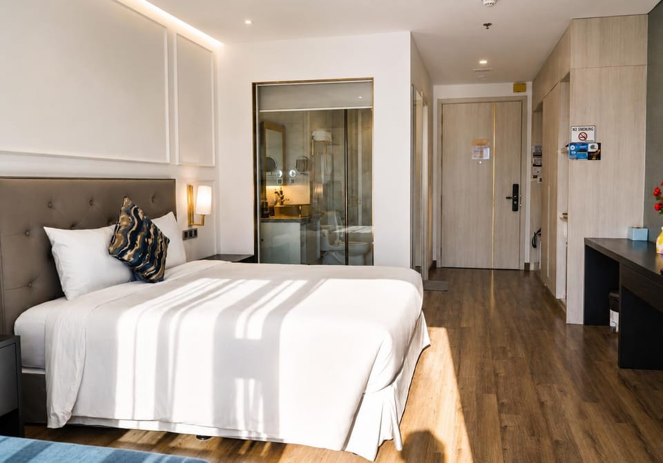 Bed, Seating area, wardrobe