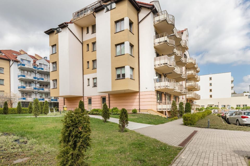 Property building, Off site, Day, Neighbourhood
