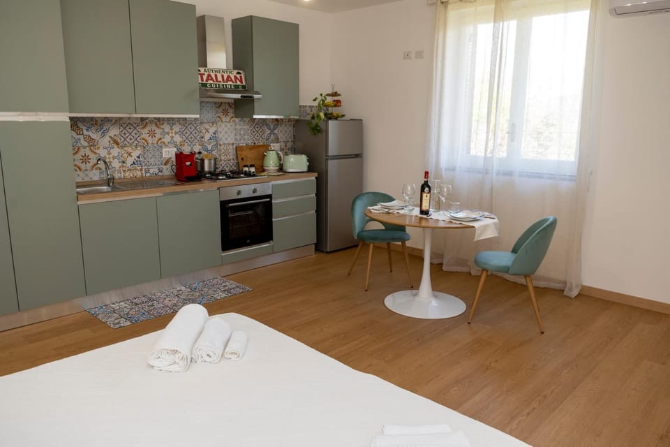 Coffee/tea facilities, Kitchen or kitchenette, Dining area, oven, stove, toaster