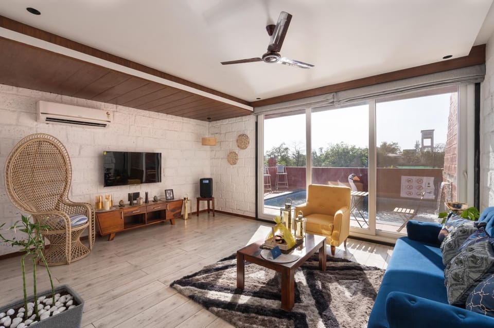 TV and multimedia, Living room, Seating area, fireplace, air conditioner