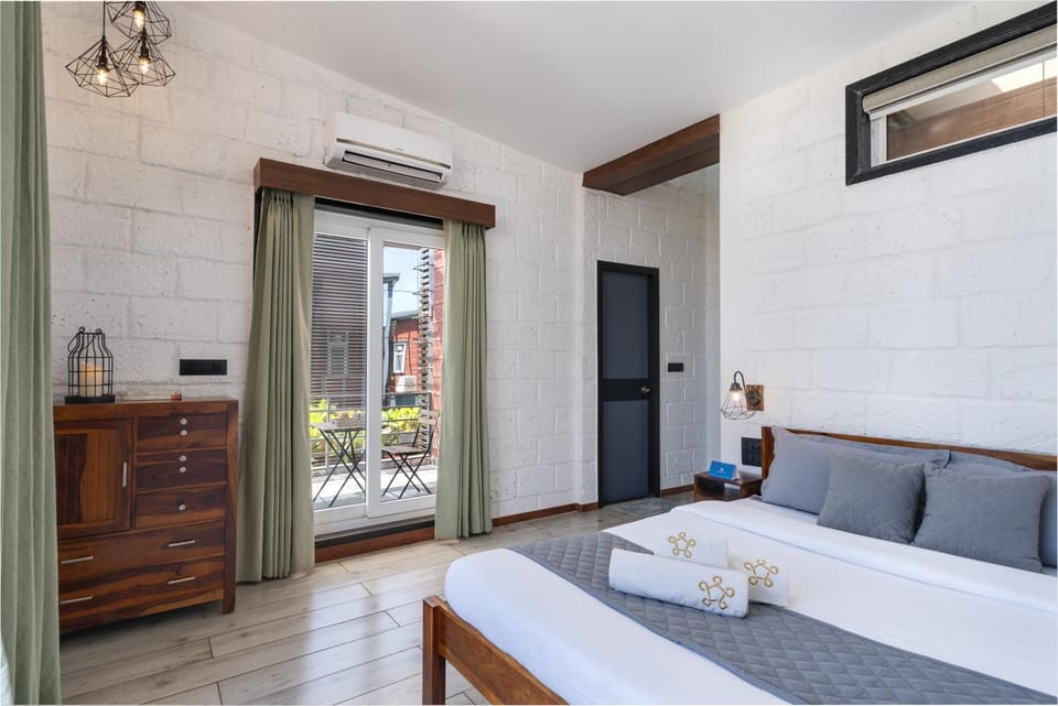 Bed, Photo of the whole room, Bedroom, air conditioner