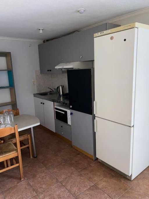 Kitchen or kitchenette, Dining area, oven
