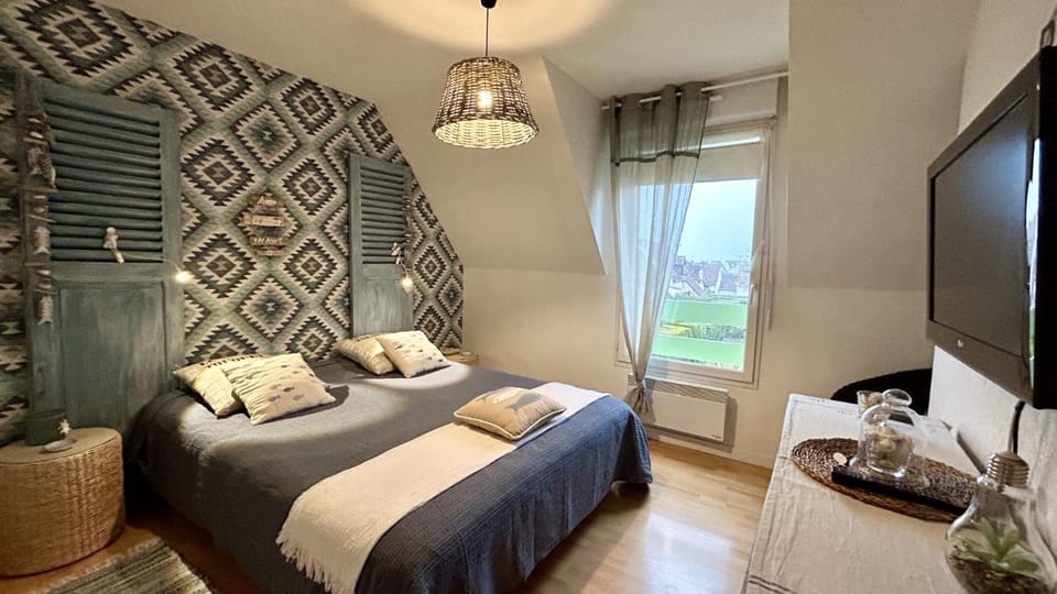 Photo of the whole room, Bedroom