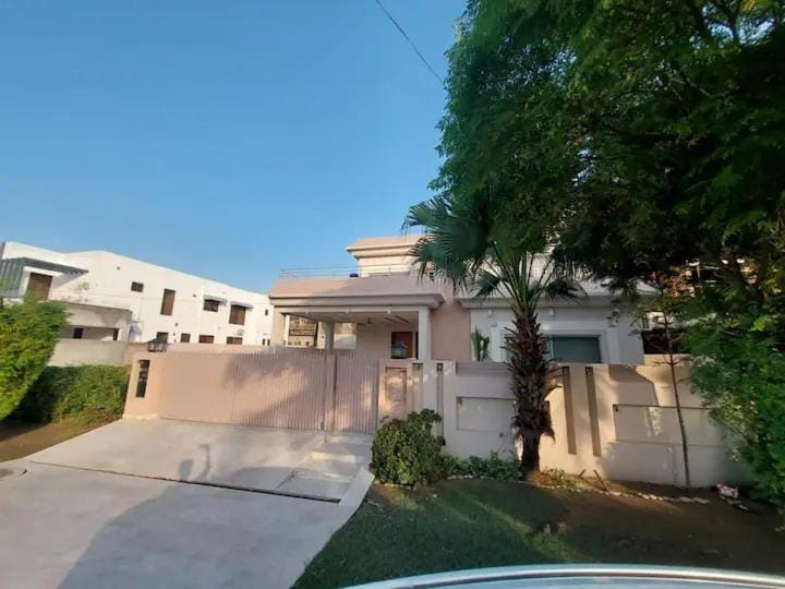 Property building, Day, Neighbourhood, Street view
