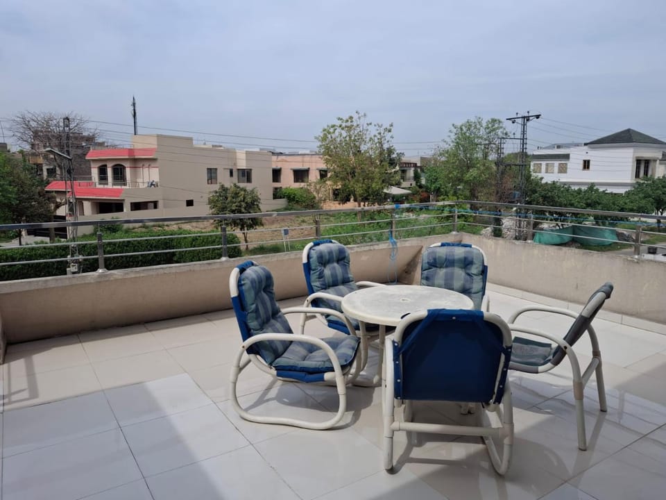 5 Bedrooms furnished separate upper portion house in DHA Phase 4, Lahore House in Lahore
