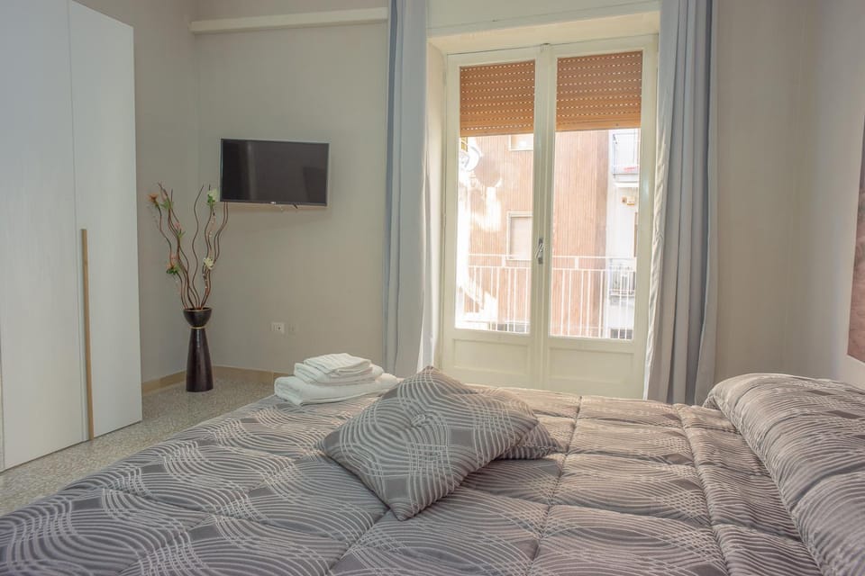Bed, TV and multimedia, Photo of the whole room, Bedroom, towels