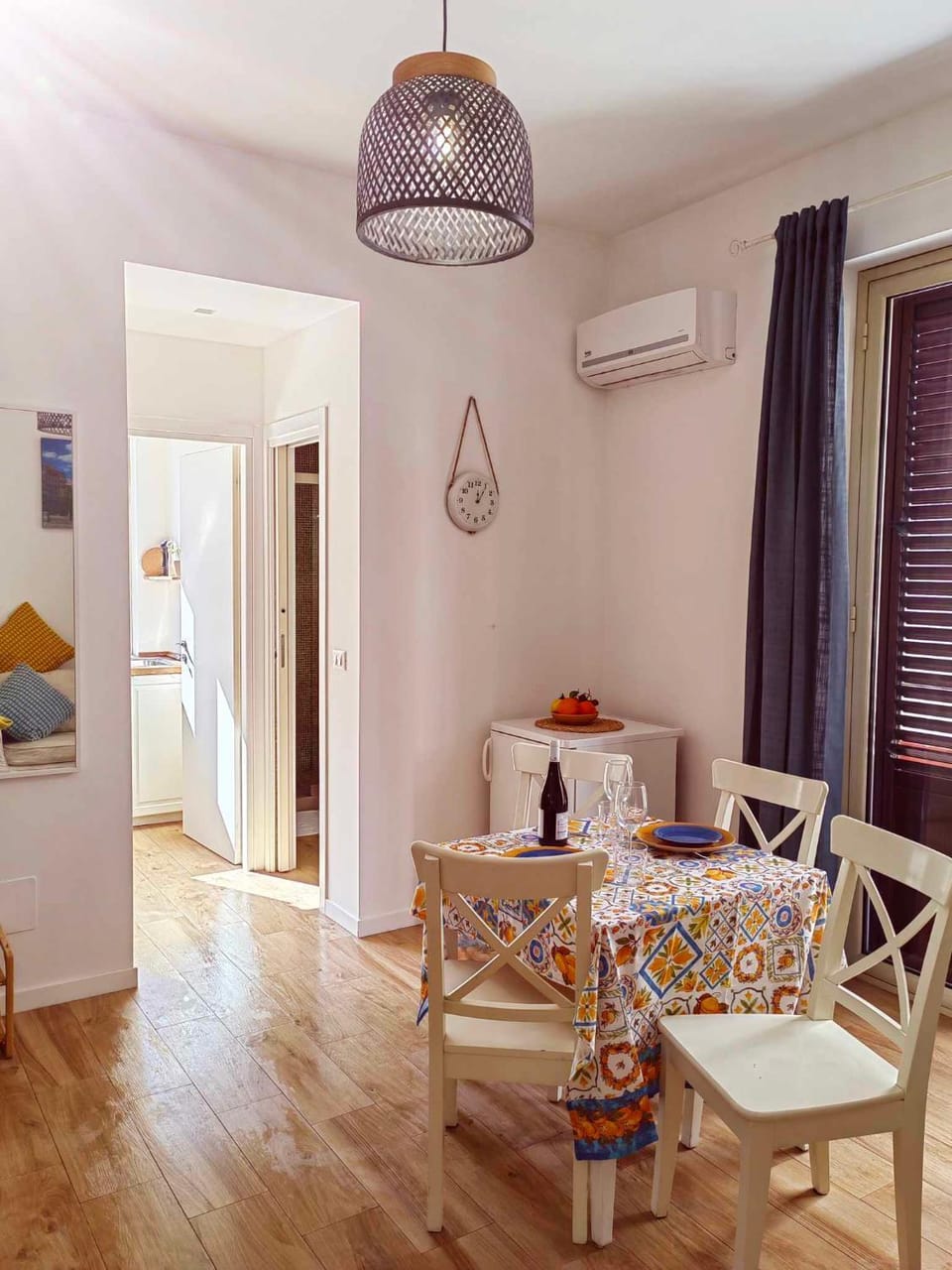 Living room, Seating area, Dining area, air conditioner