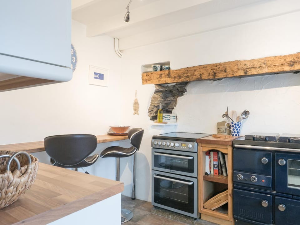 Kitchen or kitchenette, Dining area, oven, stove