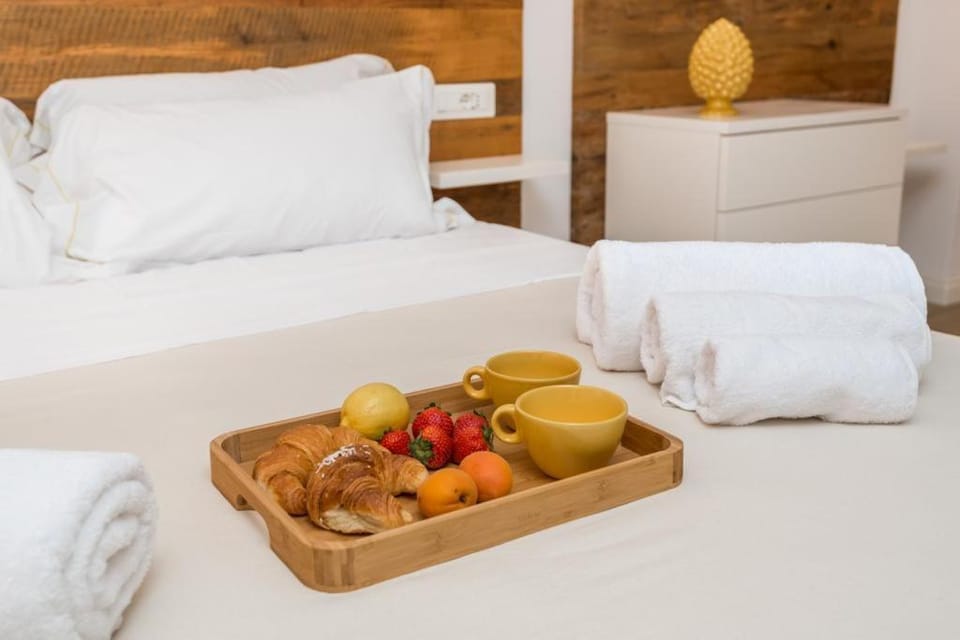 Bed, Photo of the whole room, Bedroom, Food, Breakfast, Continental breakfast, Drinks