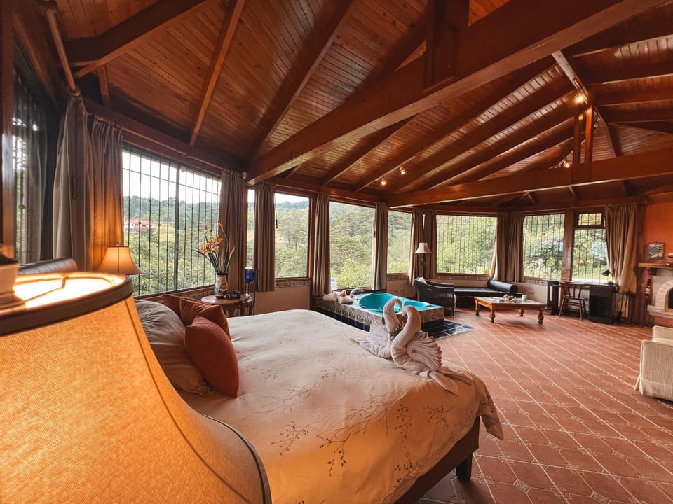 Bed, Photo of the whole room, Seating area