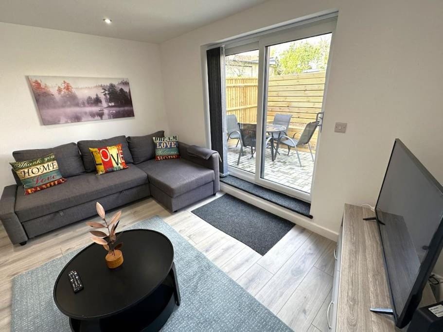 Communal lounge/ TV room, TV and multimedia, Living room, Seating area, Evening entertainment