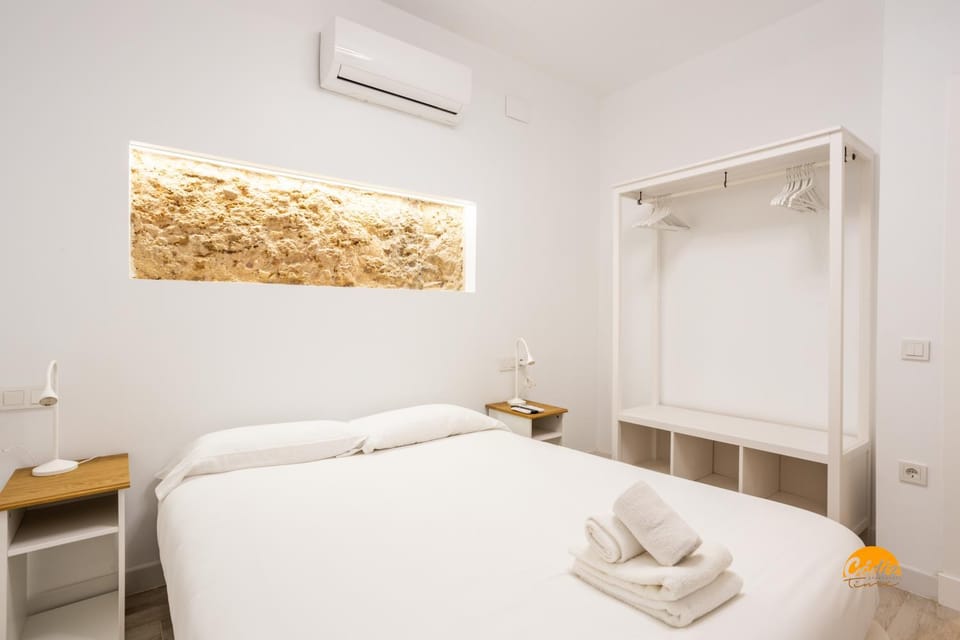 Bed, Bedroom, towels, air conditioner