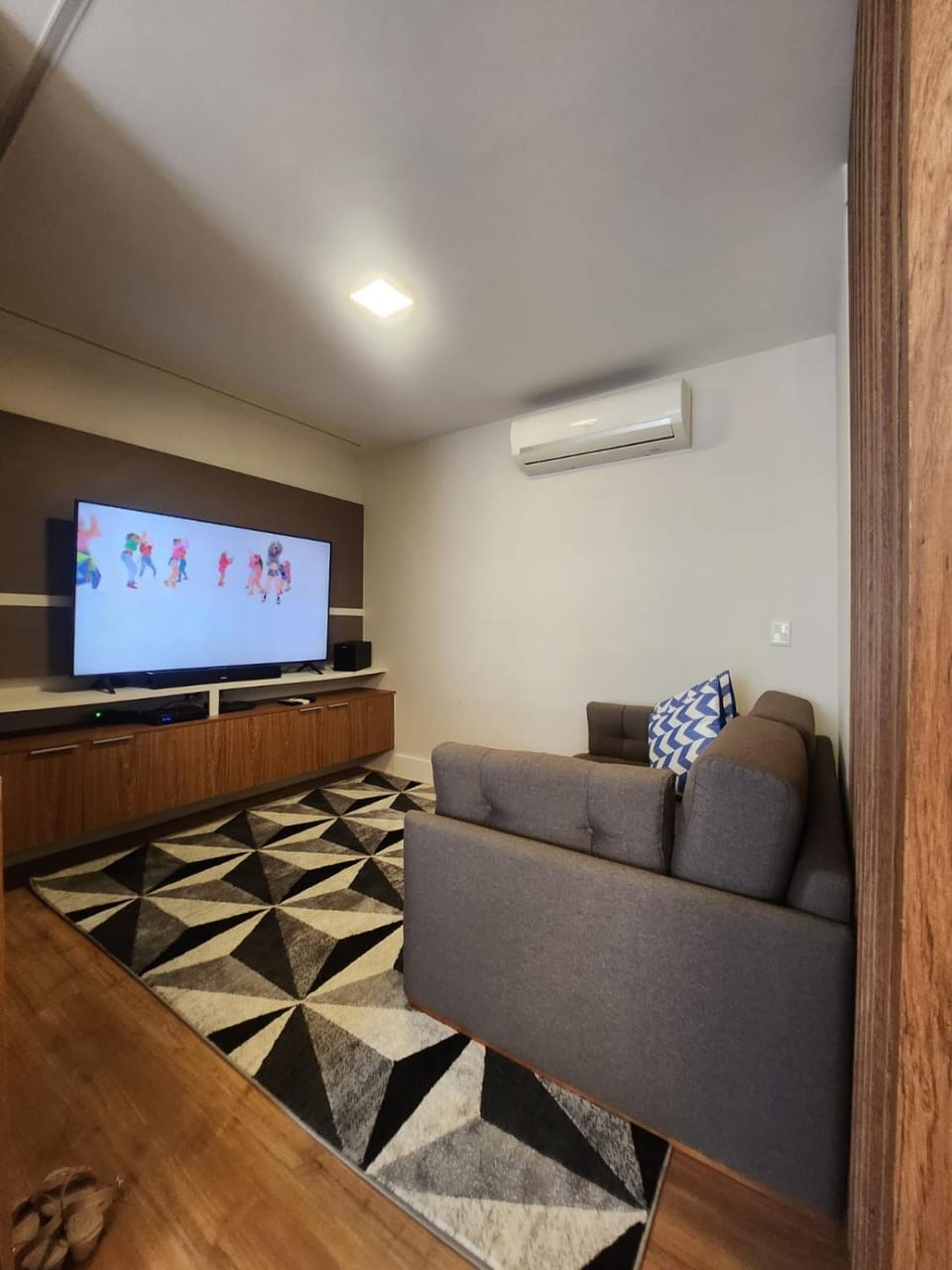 TV and multimedia, Living room, Seating area, air conditioner