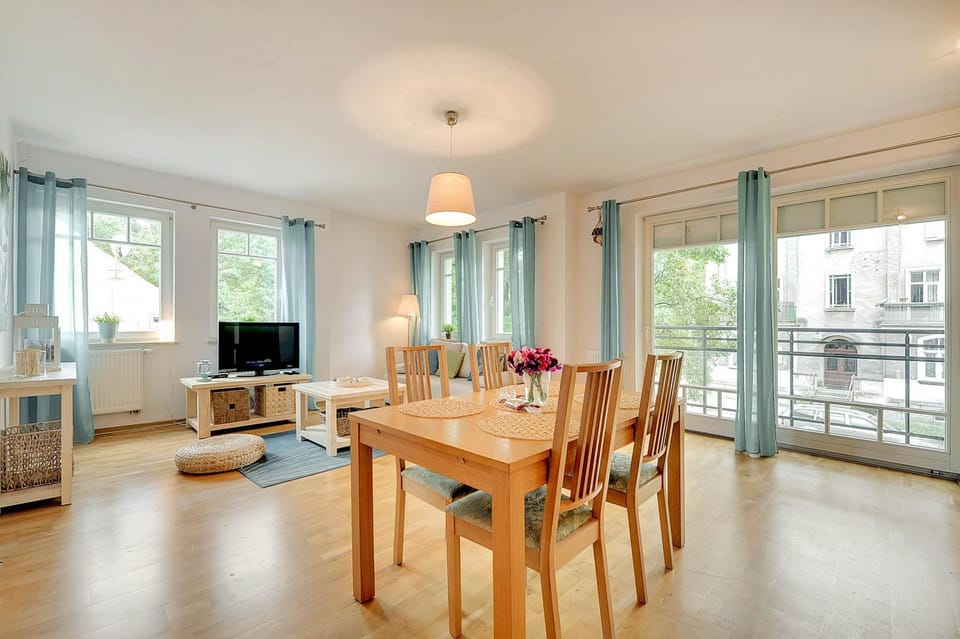 TV and multimedia, Living room, Seating area, Dining area, Evening entertainment