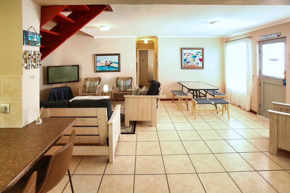 TV and multimedia, Living room, Seating area, Dining area