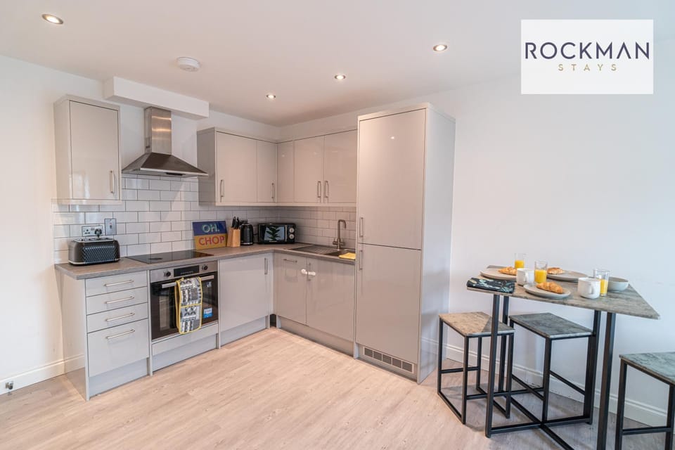 Royal 1 Oak - Free Parking - 2 Bedroom - 2 bathrooms - Fast Wi-fi - by Rockman Residences Apartment in Brentwood