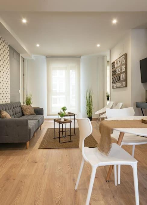 TV and multimedia, Living room, Seating area, Dining area