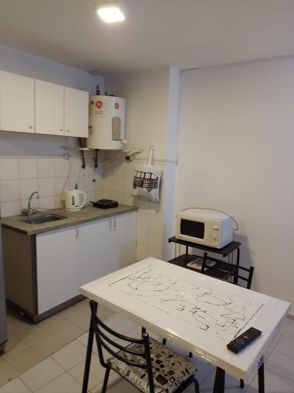 Kitchen or kitchenette, minibar, stove