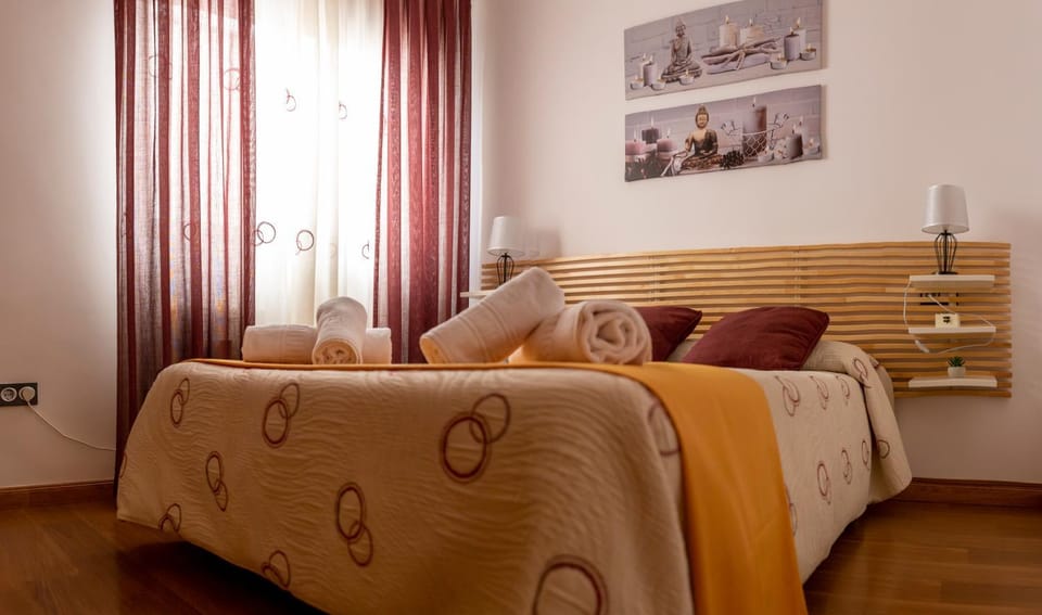 Bed, Photo of the whole room, Decorative detail, Bedroom, towels, wardrobe