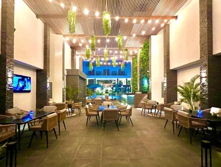 Restaurant/places to eat, Restaurant/places to eat, Seating area