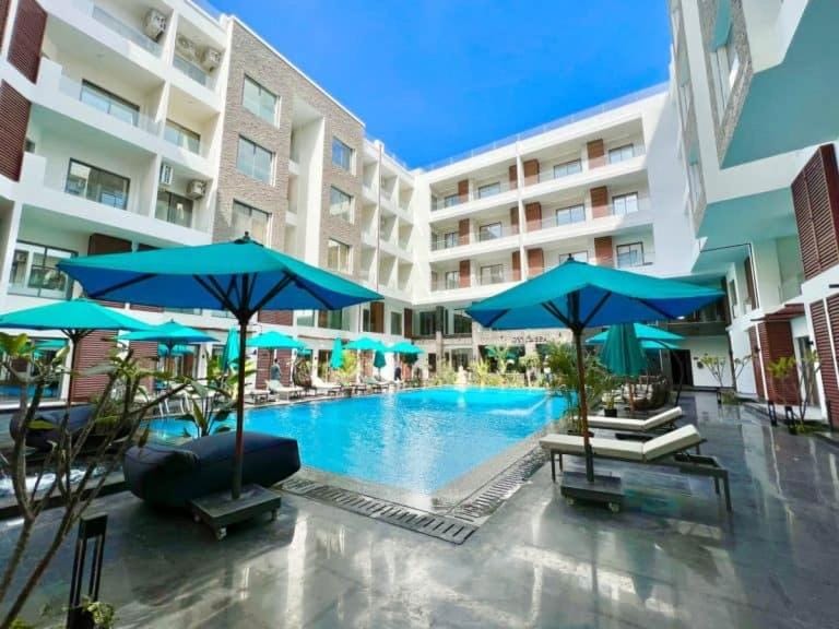 Patio, Day, Pool view, Swimming pool, sunbed