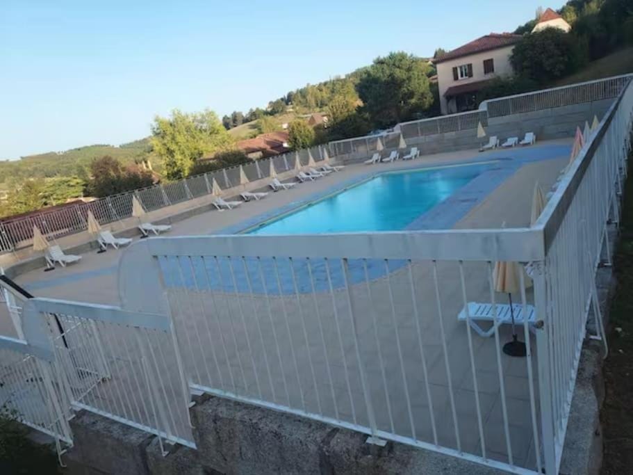 Swimming pool, sunbed