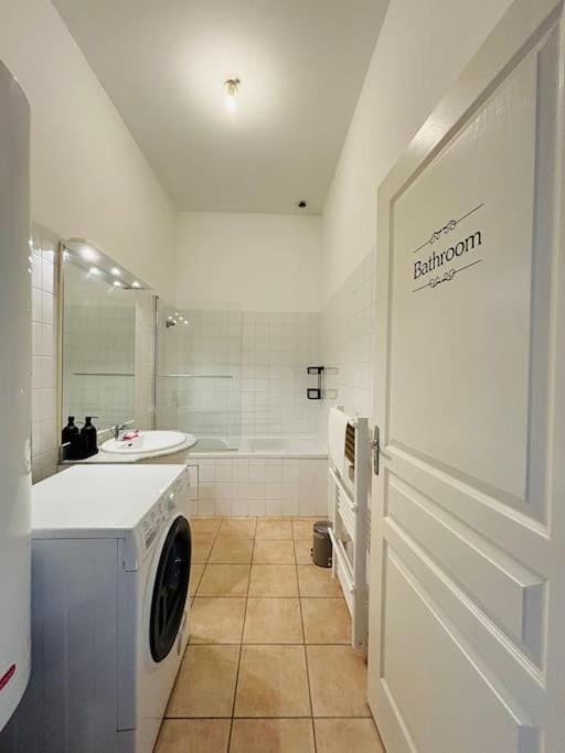 Bathroom, Bath, washing machine, dryer